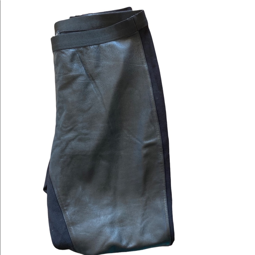 Eileen Fisher 100% leather front black leggings.
Size M